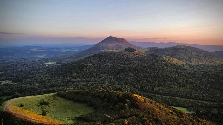 vue sur l et leurs cratèreses volcans auvergnats