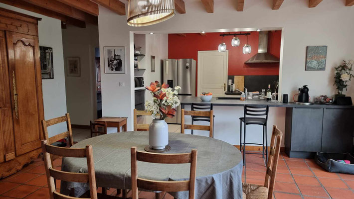 grande salle à manger pour les vacanciers du Clos des Laves