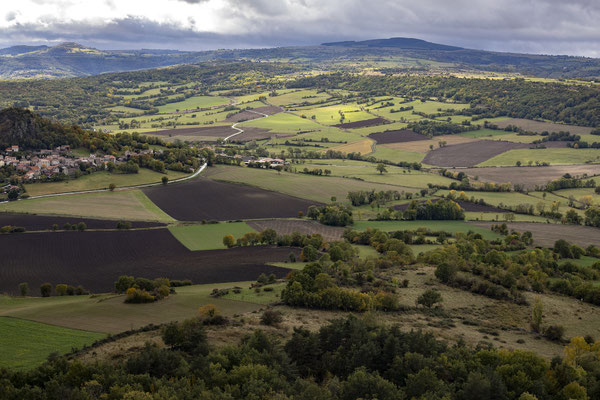 paysages auvergnats avec des champs multicolores