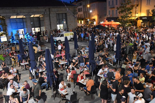 Diner dans les rues d'Issoire lors des VendredIssoire
