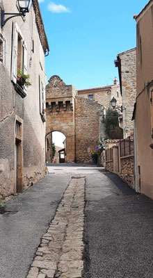 Visite de Montpeyroux, interdite aux voitures