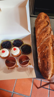 Boulangerie - Patisserie avec un grand pain de campagne