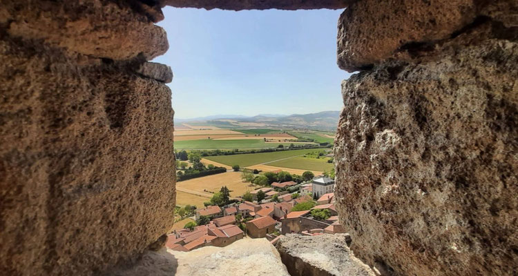 vue sur la vallée du donjon de Montpeyroux