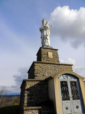 chapelle d'Usson avec une statue de la Vierge Marie