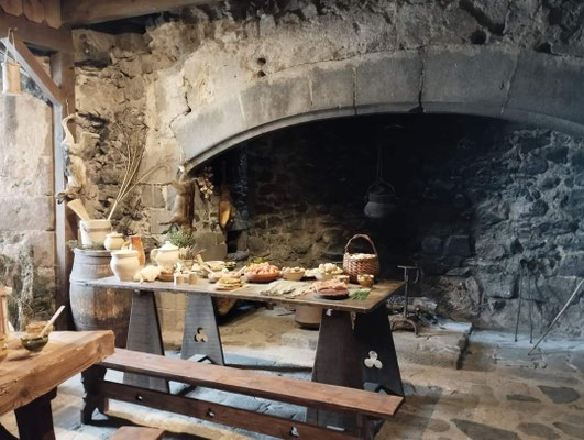 Reconstitution de la vie féodale  au château de Murol