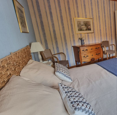 jolie chambre double avec un lit queen size