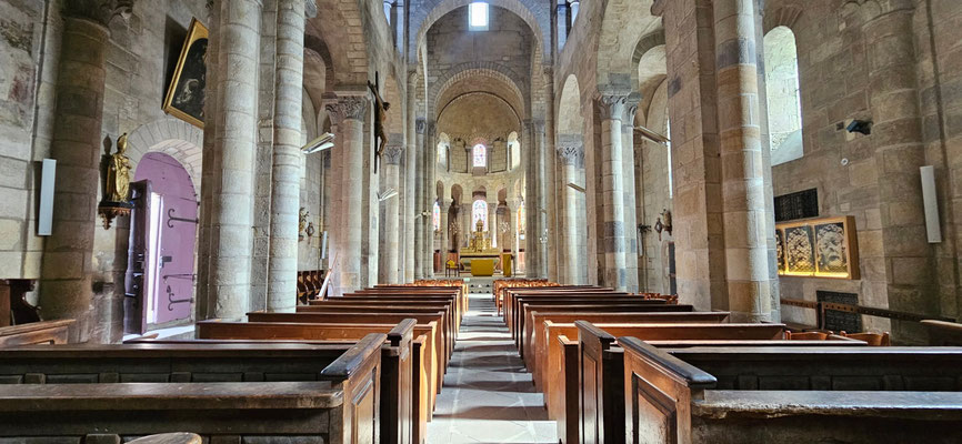 nef de l'église romane de Saint-Nectaire