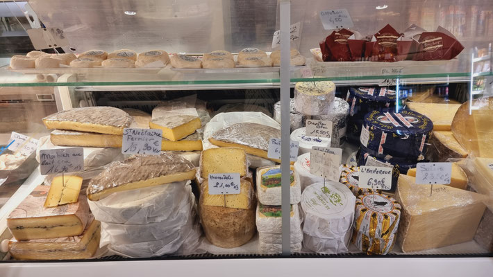 rayon de fromages d'Auvergne dans l'épicerie de Chidrac