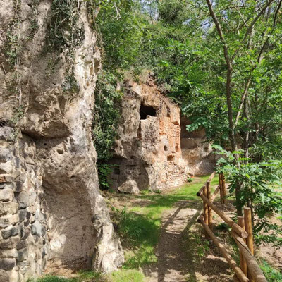 sentier de randonnée jusqu'aux grottes de Perrier