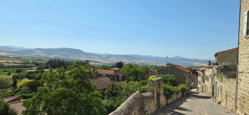 vue sur la vallée du donjon de Montpeyroux