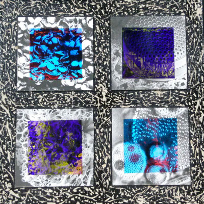On Earth　2017　Acrylic paint, spray, polarizing film, digital print on panel　27.3×27.3cm　個人蔵(Private Collection)