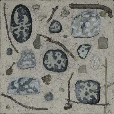 Someday Memory　2017　Stone, sand, driftwood, spray on canvas　27.3×27.3cm