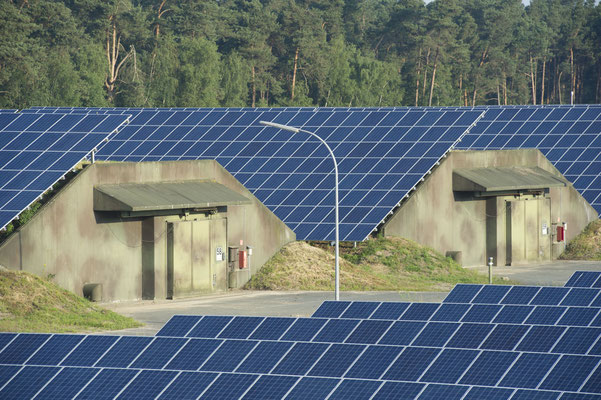 Bunkerstraße mit PV-Modulen II