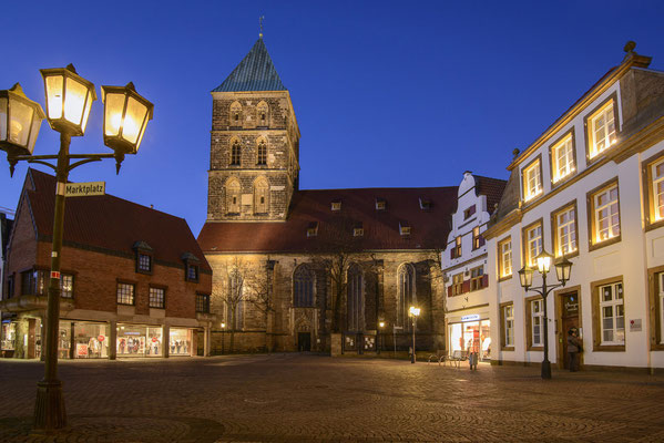 Rheine Marktplatz und Stadtkirche in der Blauen Stunde