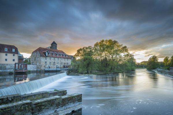 Rheine Emswehr und historische Mühle im Abendlicht