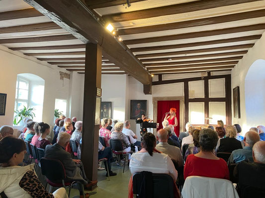 Strauß und Suppè laden zum Tee in Schloss Bertholdsburg 2022