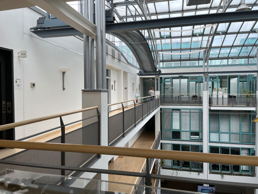 Blick vom Fahrstuhl im 3.Stock des Rathauses Achim zur gegenüberliegenden Seite.