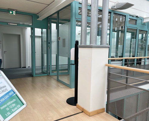 Blick zum Eingang des Raumes im 3.Stock des Rathauses Achim, in dem die Beratung der PC-/Smartphone-Schnellhilfe stattfindet.