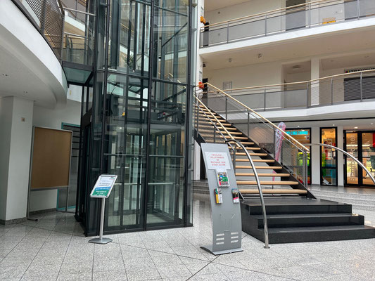 Fahrstuhl links neben der Treppe im Foyer des Rathauses Achim