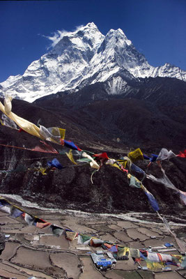 Berge, Dorf Dingboche, Gebetsfahnen, Everest Base Camp Trek, Nepal - mountains, village Dingboche, prayer flags, Everest Base Camp Trek, Nepal