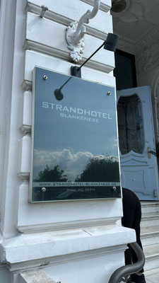 Acrylschilder Hamburg, hochwertiges Firmenschild aus Acryl an einer Fassade montiert