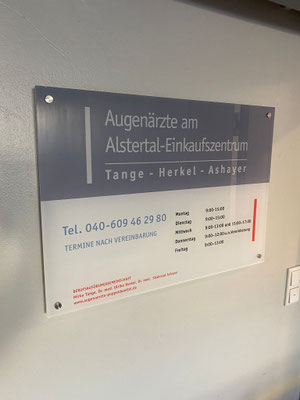 Acrylschilder Hamburg, modernes Praxisschild aus Acryl mit Öffnungszeiten und Kontaktdaten