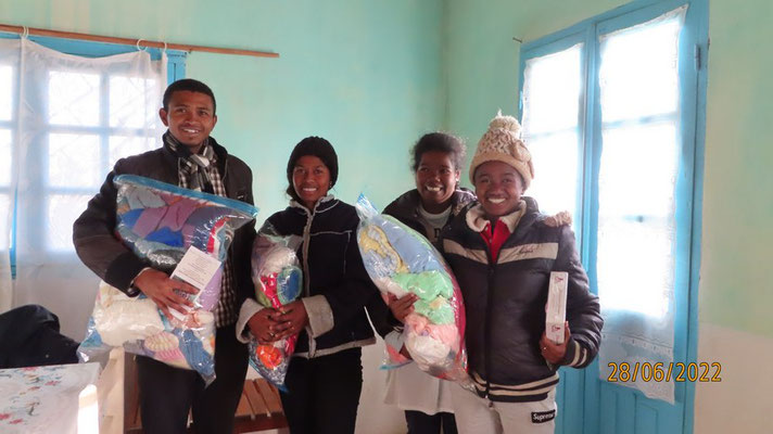 Avec dans les bras la layette tricotée en Auvergne, voilà l'équipe qui aide nos mamans à nous mettre au monde : Dr Tolotra et son épouse Lalasoa, Sahoby et Sandrine 