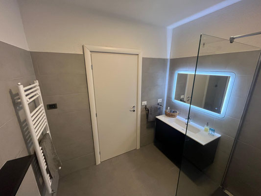Großes Badezimmer