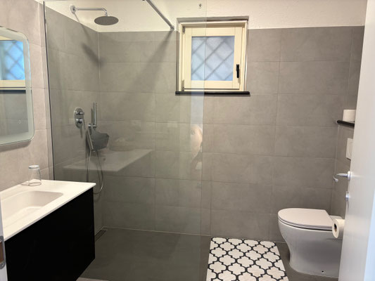 Badezimmer mit ebenerdiger Dusche