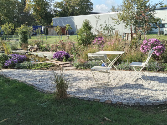 Nach Umsetzung: neuer Sitzplatz mit Splittbelag und Trittsteinen für die Teichpflege