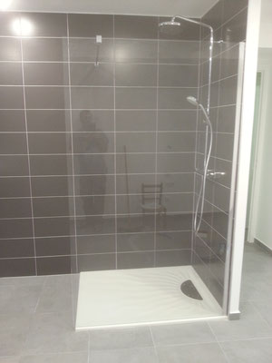 Il est également important d'installer un siège rabattable dans la douche pour permettre aux utilisateurs de se reposer pendant la douche. Les barres d'appui doivent être installées à proximité de la douche pour aider les utilisateurs à entrer et sortir d