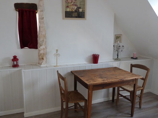 Petite table dans une chambre à l'étage