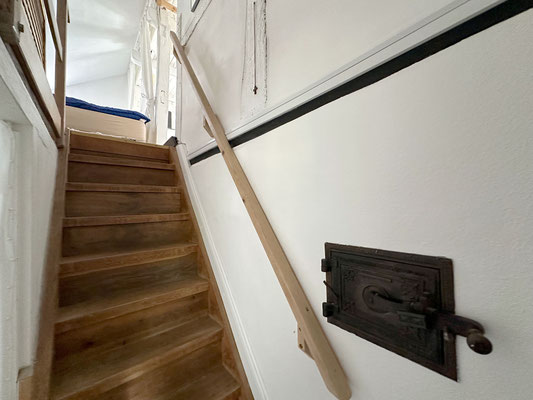 Eine steile Treppe führt in den ersten Stock ...