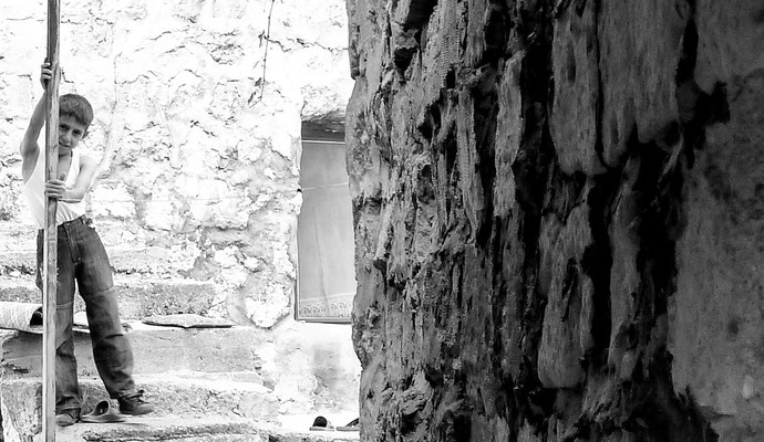 Midyat, Kurdistan - boy in courtyard