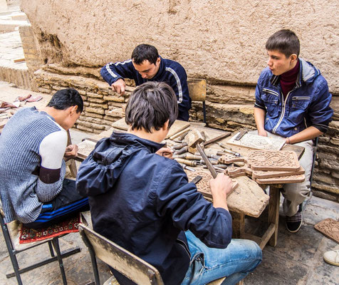 The apprentice of a master woodcarver 