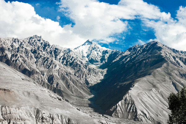 Lunkho e Dosare is a mountain in the Hindu Kush mountains. It has an elevation of 6,901 m. (22,641 ft) and sits on the international boundary between Afghanistan and Pakistan