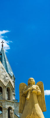 Ghazanchetsots Cathedral - Large statues of angels blowing trumpets stood at each corner of the bell tower's second story. However, they were destroyed during the Nagorno-Karabakh War when Shusha was under Azeri control