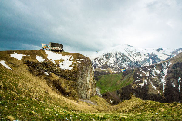  The Russia–Georgia Friendship Monument. Directly behind it: the renegade region South Ossetia