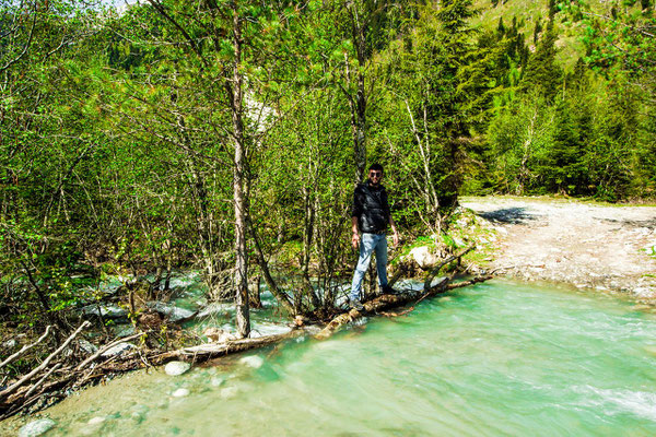 Crossing the Dolra River near Mazeri