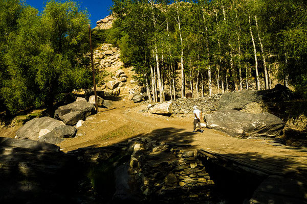 The trail climbs along the dry stream gully to a graveyard. The last part of the approach scramble up a scree slope before crossing a small stream