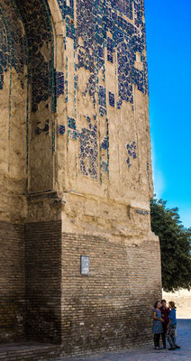 At the present time from all this splendor survived only two input pylon on which were mounted a monumental gate, located on the north side of the palace. Now the height of the northern pylon of 44 meters. According to the experts, architects at the time 