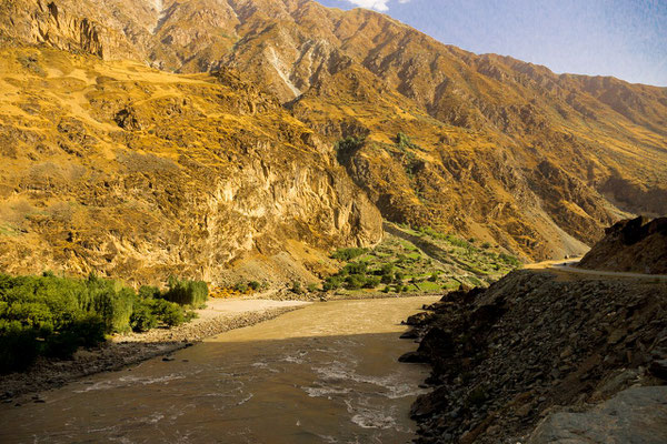 On the left: Afghanistan, on the right: Tajikistan