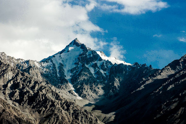 Lunkho e Dosare is a mountain in the Hindu Kush mountains. It has an elevation of 6,901 m. (22,641 ft) and sits on the international boundary between Afghanistan and Pakistan