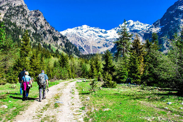 On the way to the Shdugra Waterfall