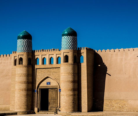 The Kohna Ark ("Old Fortress") was built in the 18th and early 19th centuries, but the emirs abandoned it later that century in favor of the Tash Hauli, a new palace on the other side of the city