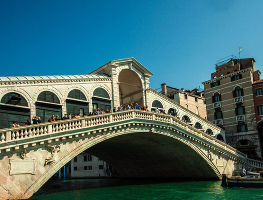 Ponte di Rialto is one of the oldest bridge structures in the city. It leads across the Grand Canal with a span of 48 m, a width of 22 m and a passage height of 7.50 m. The foundations consist of 12 000 oak piles driven into the ground