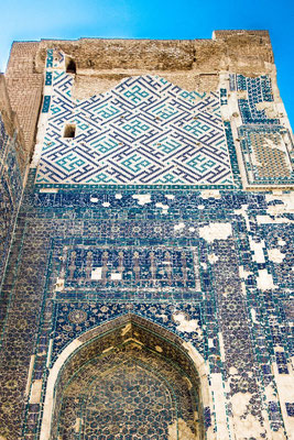 The entire surface of the northern facade is decorated with mosaic patterns of different colors imitates Oriental rug