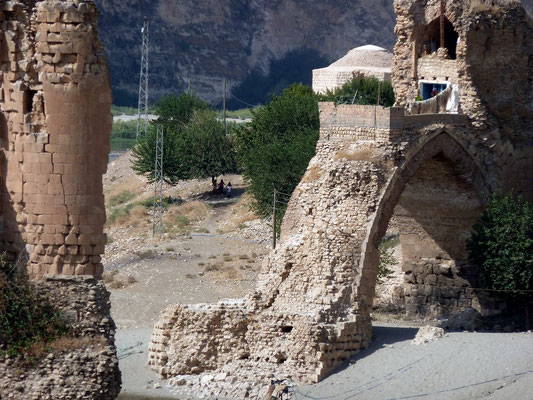 the bridge which once connected the two parts of the city over the Tigris (Dicle) river and the palace