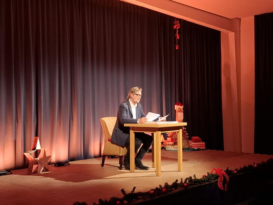 Buchlesung Helmut Zierl in Kulturkaten Kiek In in Prerow. Ließt Geschichte vom Doppeltem Weihnachtsmann