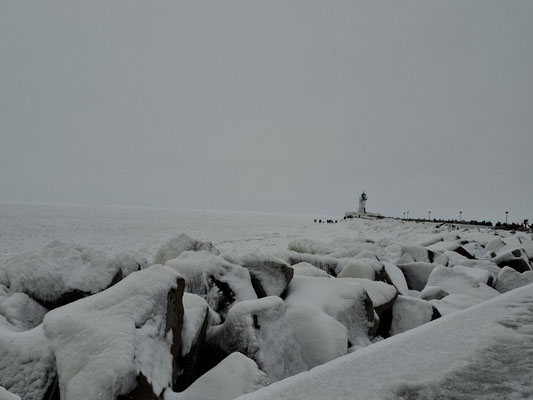 Molenfeuer in Sassnitz - Zugefrorene Ostsee, eine verzauberte Eiswelt